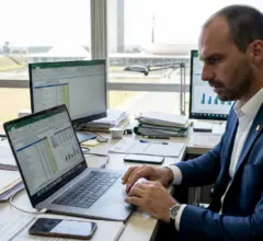 Contrato aponta que Eduardo Bolsonaro tinha poder sobre a grana