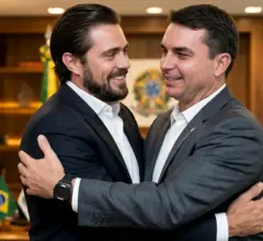 Flávio Bolsonaro admite que visitou Daniel Vorcaro