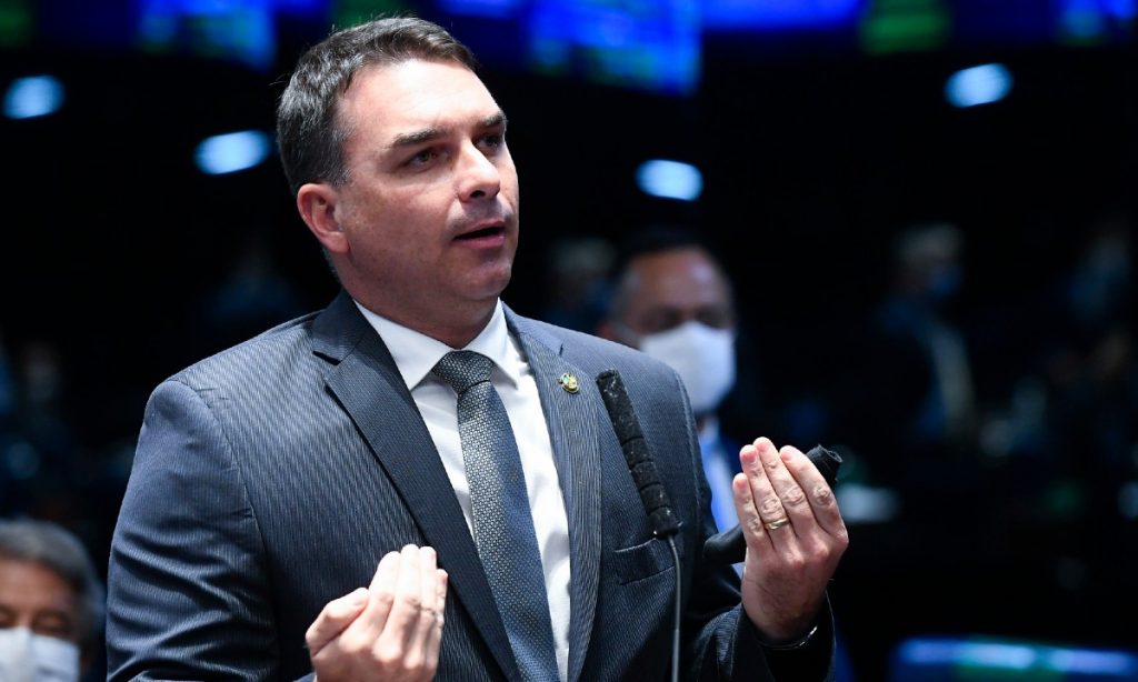 Flávio Bolsonaro defendeu gratuitamente cabo que assassinou criança de 5 anos?