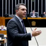Flávio Bolsonaro quer abrir brecha para redução de salário