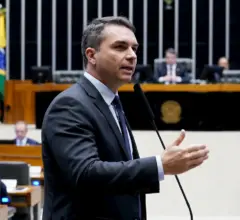 Flávio Bolsonaro quer abrir brecha para redução de salário