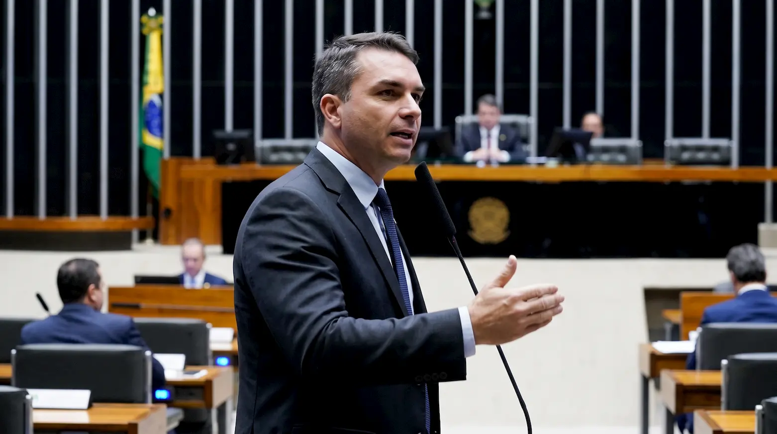 Flávio Bolsonaro quer abrir brecha para redução de salário? Entenda a polêmica!