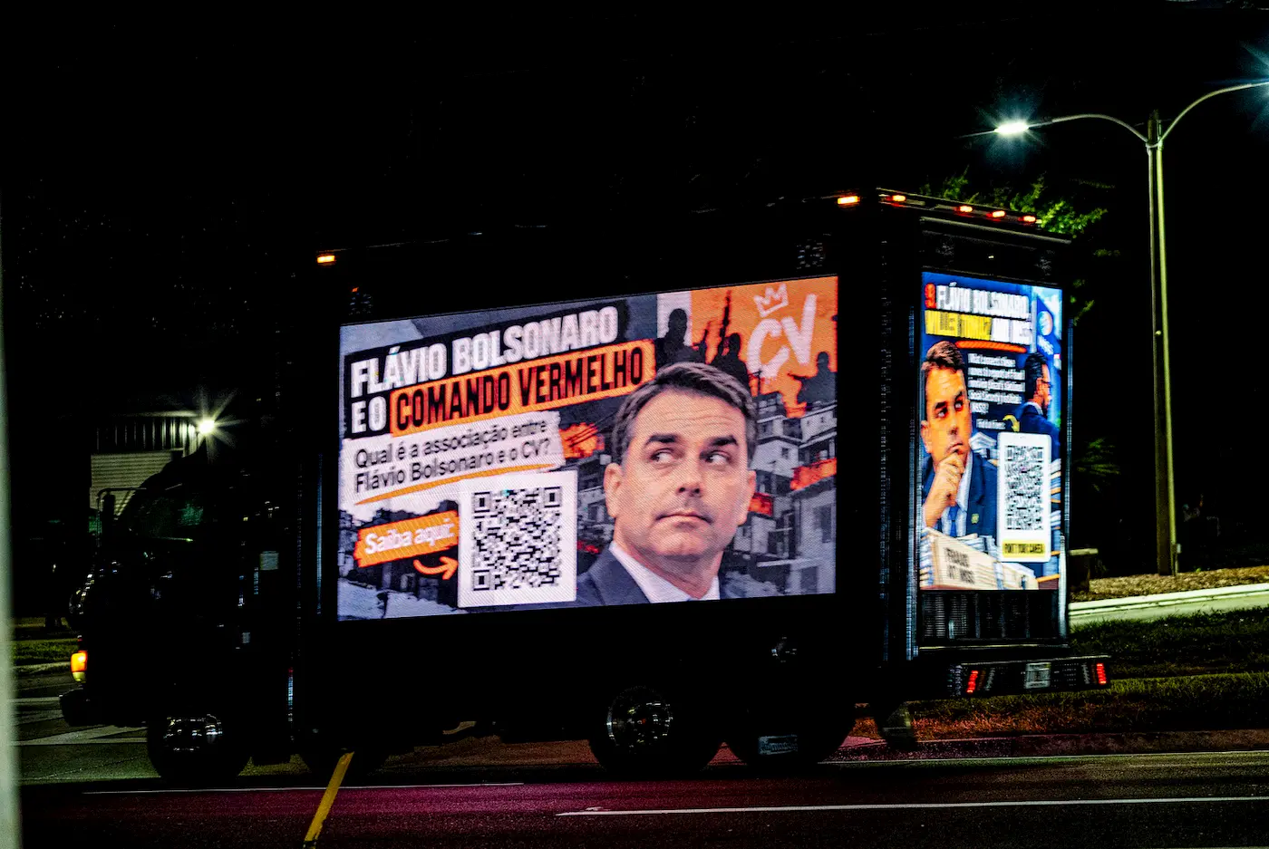 Brasileiros nos EUA se unem pela democracia e financiam atos Anti Flávio Bolsonaro! Brasileiros nos EUA se unem pela democracia e financiam atos Anti Flávio Bolsonaro!