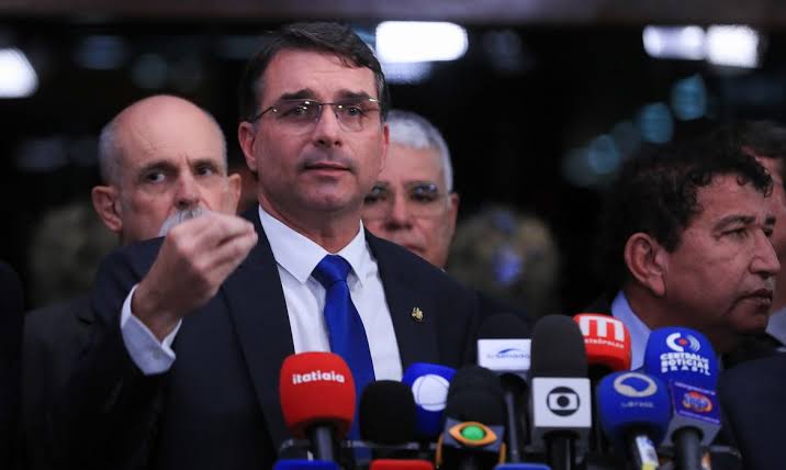 Flávio Bolsonaro Esquema Pandemia: a verdade do escândalo nos hospitais e vacinas! Flávio Bolsonaro Esquema Pandemia: a verdade do escândalo nos hospitais e vacinas!