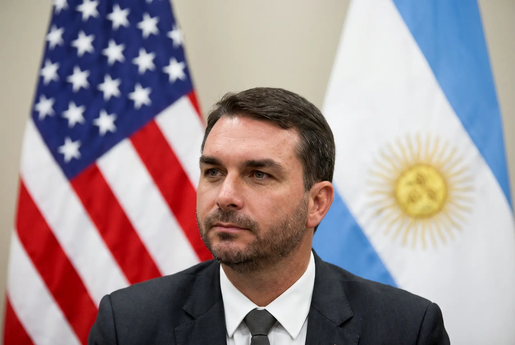Pega Ladrão! Flavio bolsonaro fugiu pros Eua , pela argentina! Pega Ladrão! Flavio bolsonaro fugiu pros Eua , pela argentina!