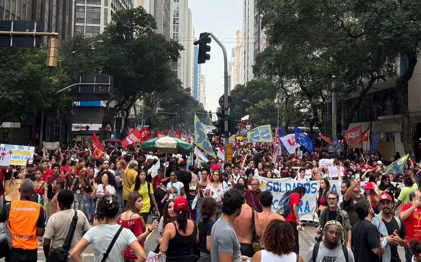Juventude toma Centro do Rio em ato histórico pró-Lula e manda recado duro a Flávio Bolsonaro! Juventude toma Centro do Rio em ato histórico pró-Lula e manda recado duro a Flávio Bolsonaro!